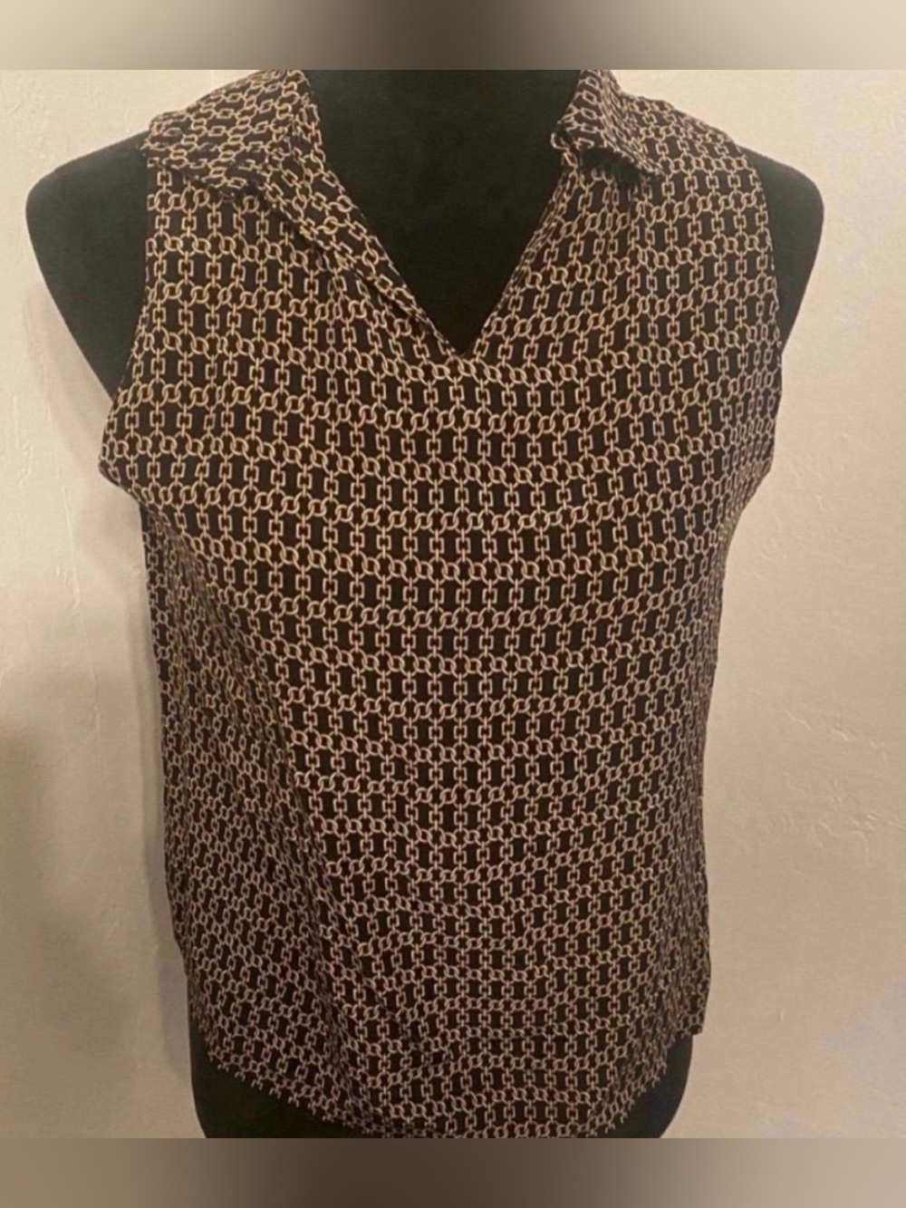 Women’s Sleeveless Collared Geometric Print Top in Black & Cream (Size M)